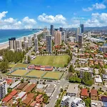 Broadbeach Elegant Apartment With Views!