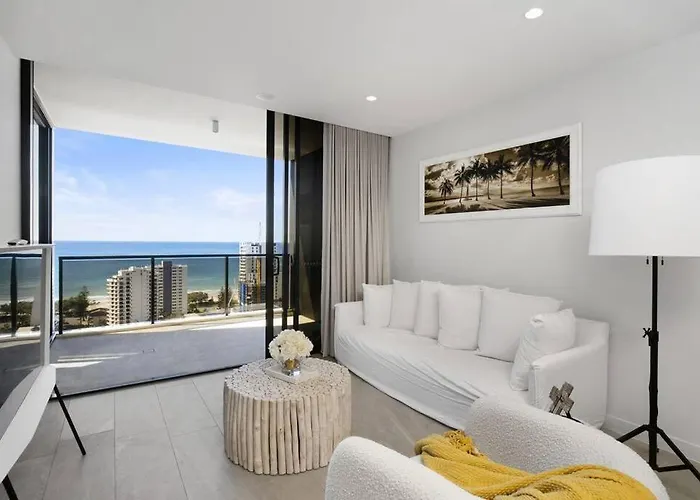 Broadbeach Elegant Apartment With Views!