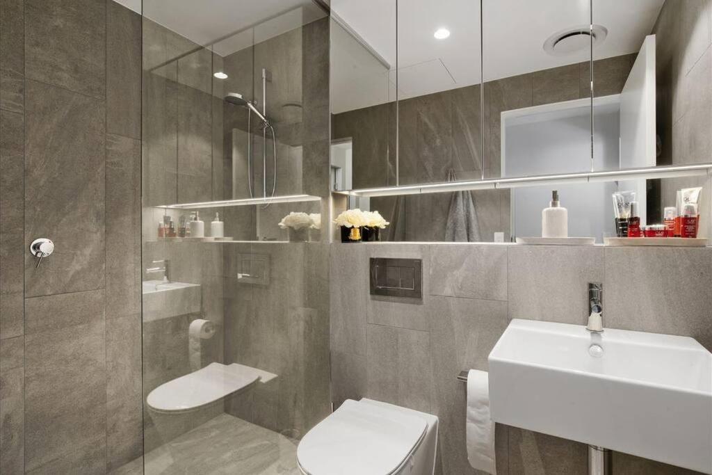 Broadbeach Elegant With Views! Apartment