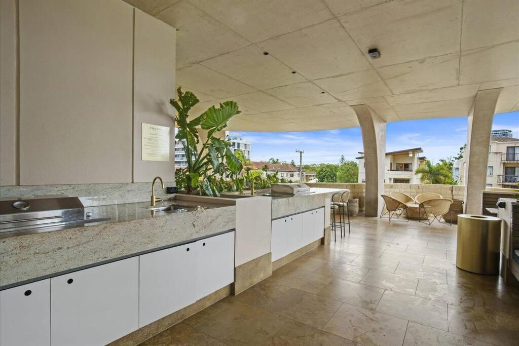 Apartment Broadbeach Elegant With Views! *