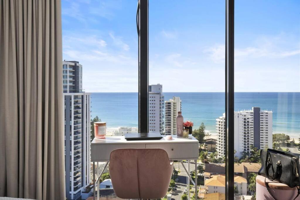Broadbeach Elegant With Views! *