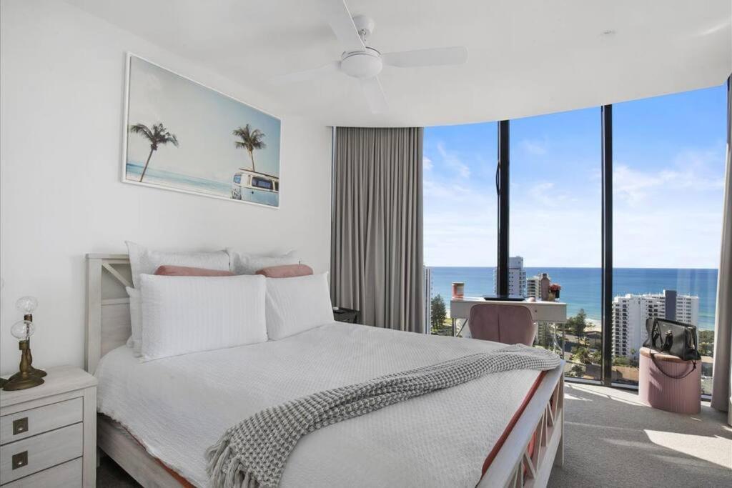 Broadbeach Elegant With Views! Gold Coast