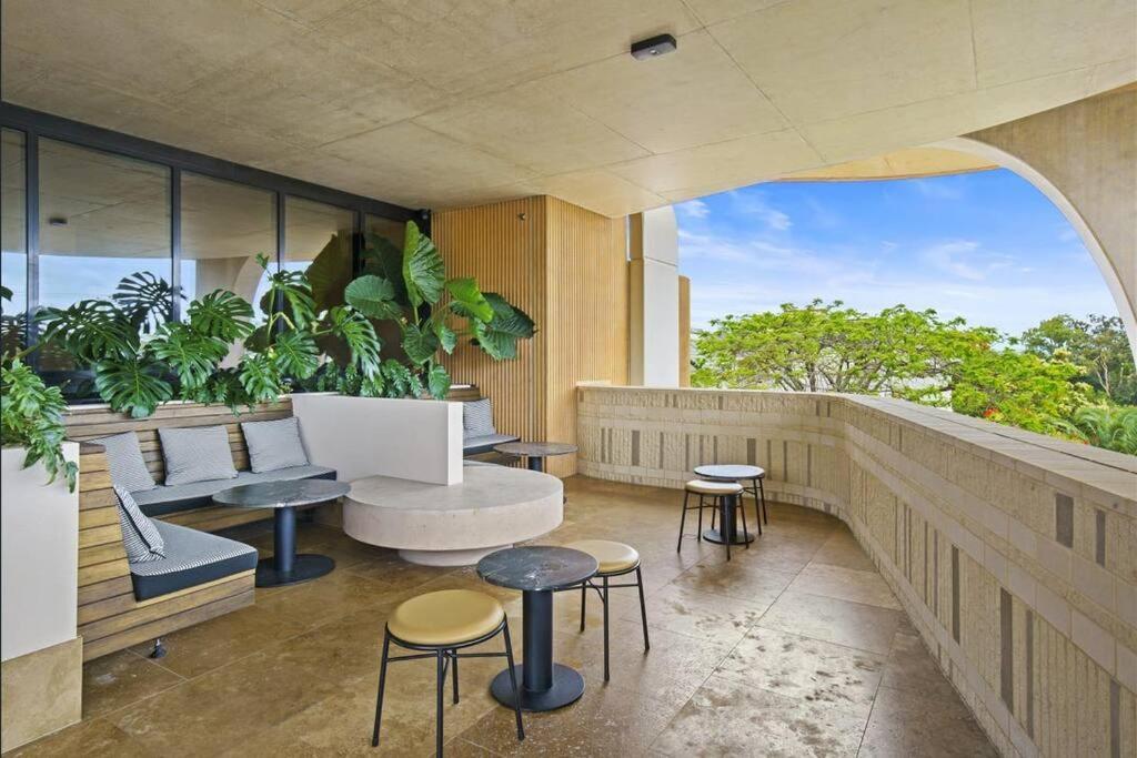 Broadbeach Elegant With Views! Apartment