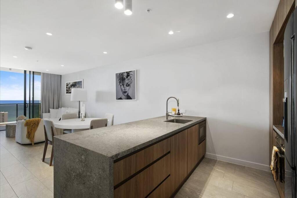 Broadbeach Elegant With Views! Apartment Gold Coast