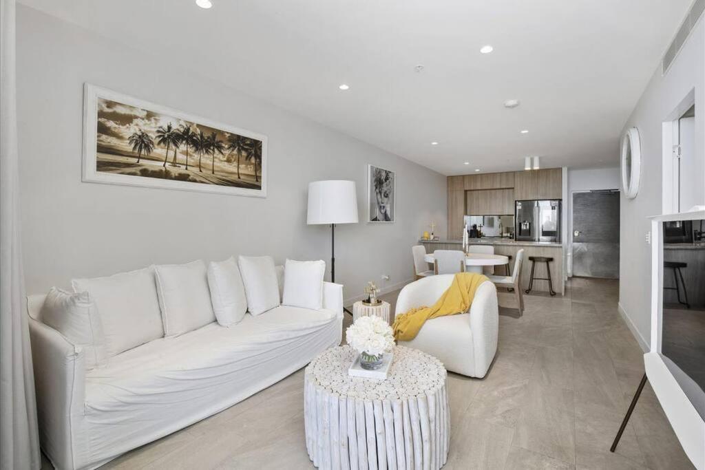 Broadbeach Elegant With Views! Gold Coast