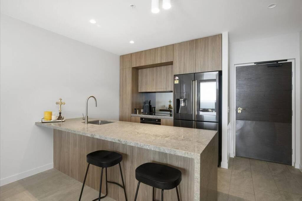 Broadbeach Elegant With Views!