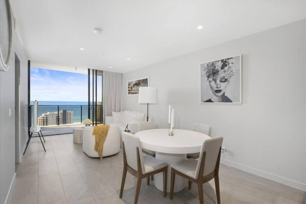 Apartment Broadbeach Elegant With Views!